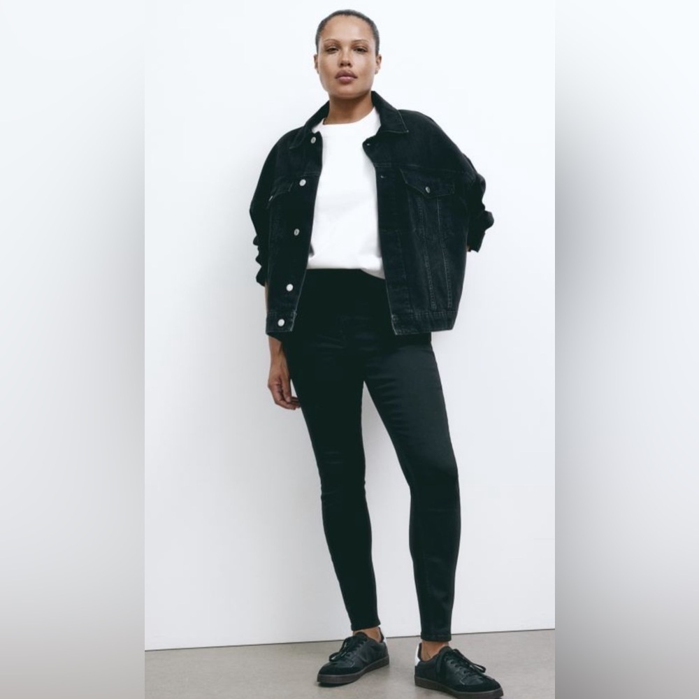 H&M Black Ankle Mid Rise Chino Pants/Trousers.  Sz 4